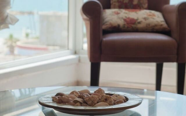 Bright and Charming 1BR Apt Near Shore