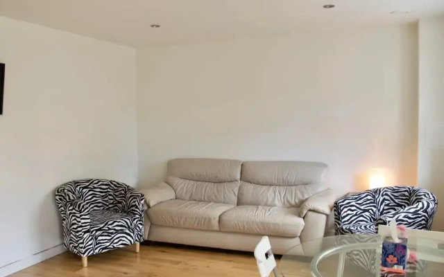 Modern 2 Bedroom Apartment With Parking