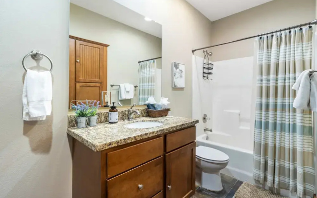 Penthouse 7 on Taneycomo - Chic Waterfront Condo!