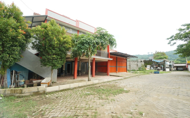 SPOT ON 93620 Anisa Homestay Syariah Near Pantai Gemah Tulungaggung
