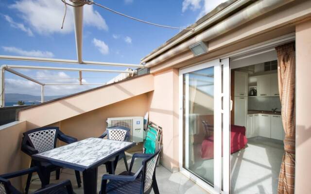 Emerald Apartment With Sea View