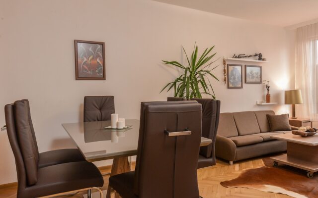 FM Deluxe 2-BDR Apartment - Our Home Is Your Home