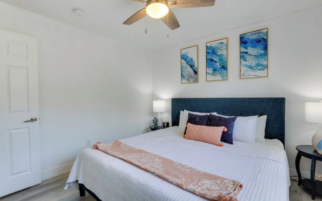 Coastal Sarasota Condo: Minutes to Beach!