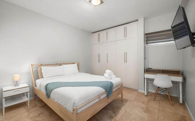Ground Level Condo 2BR 2BA w Pool Access Gym