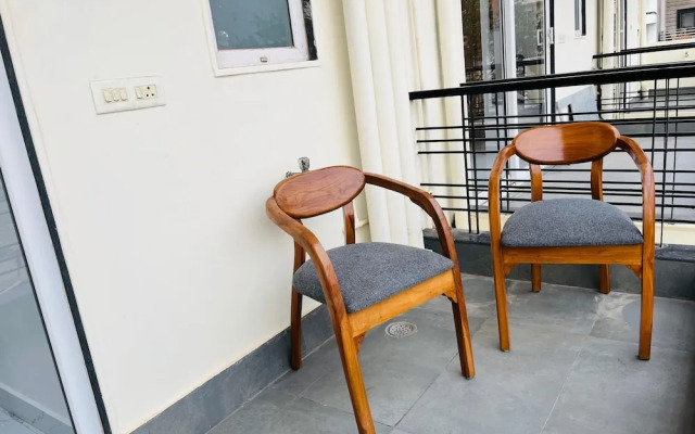 The Lodgers Luxury Studio Apartment In front of Artemis Hospital