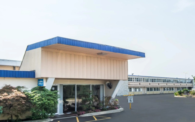 Days Inn by Wyndham Hicksville Long Island