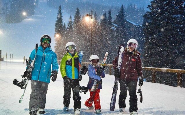 3bdr Condo-master Fireplace, Upgraded Kitchen, Kids Ski Free 3 Bedroom Condo by RedAwning