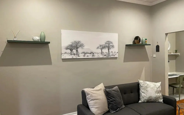 Contemporary 2 bed in Suburbs - 2081