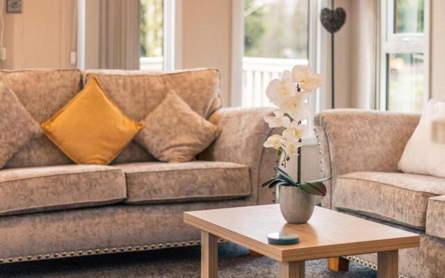 Juniper Lodge with Hot Tub