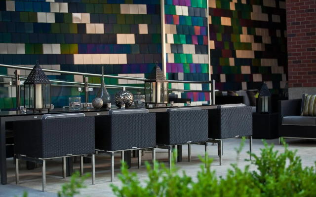 Renaissance Arlington Capital View Hotel