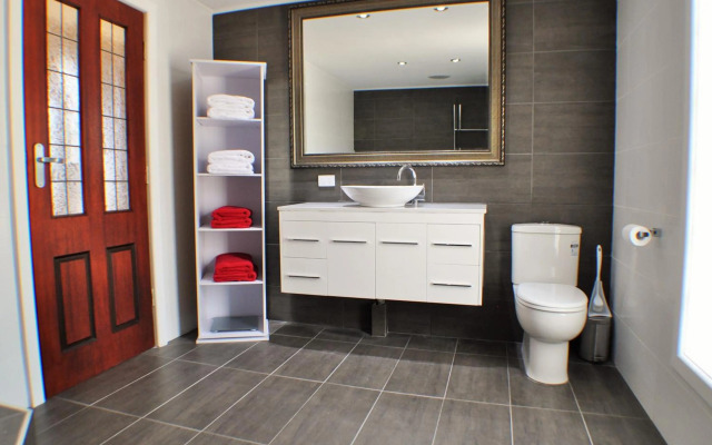 LUXURIOUS Couples Escape, SPA BATH, Netflix, NBN