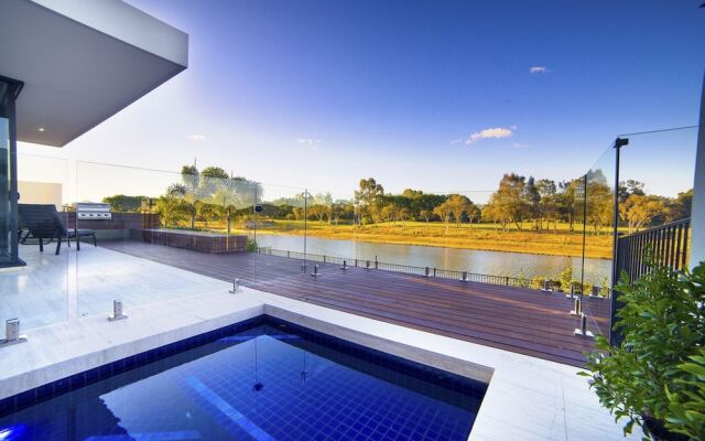 The Pinnacle @ Hope Island Resort