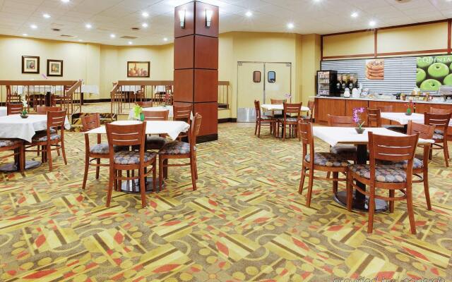 La Quinta Inn & Suites Pittsburgh North - McKnight