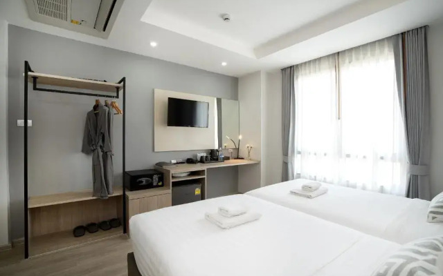 The Riski Hotel at Bangphlat Station