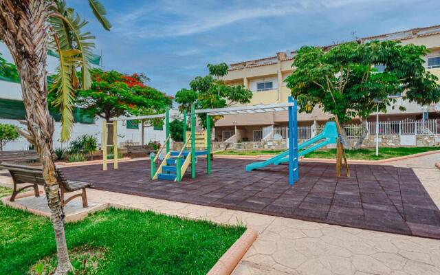 YELLOW 3 bedroom large apartment for 10 guests