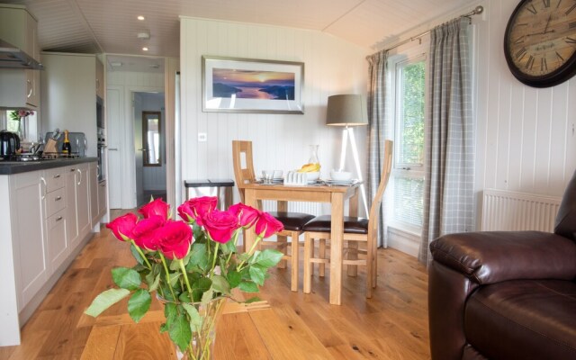 Super King Lodge-sleeps 2-hottub-sea View