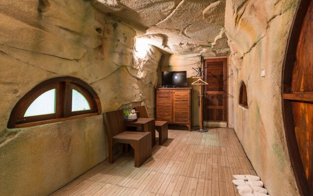 Alongkorn Farm and Resort