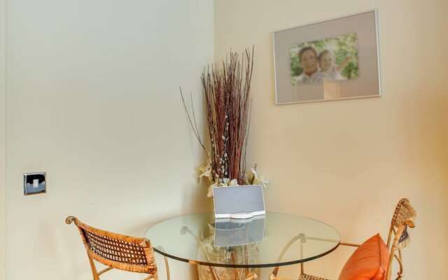 Bright Spacious 2BR Home Near Victoria