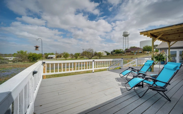 Pet-friendly Texas Retreat w/ Deck & Gas Grill!