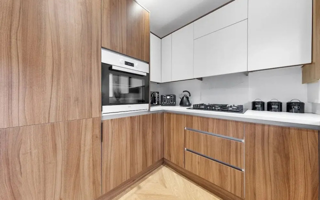 Spacious 4BR Home in Brentford, Free Parking