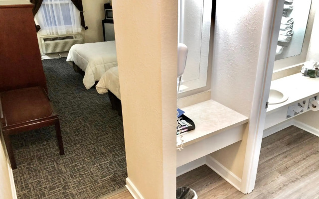 Bicentennial Inn