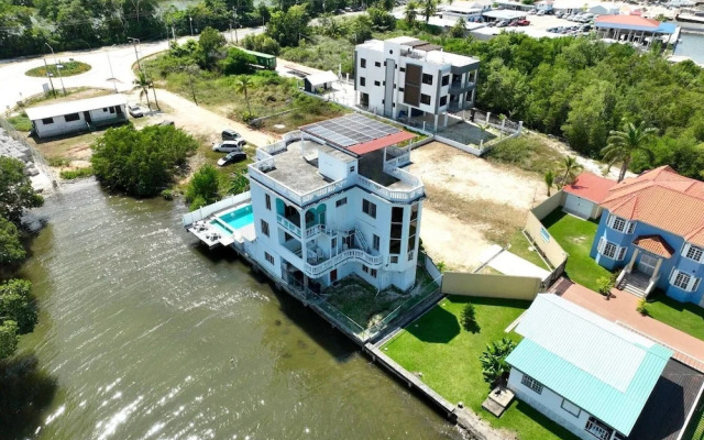 See Belize Sunrise Sea & Garden View 2-bed Studio w Pool & Overwater Deck, 1stfl