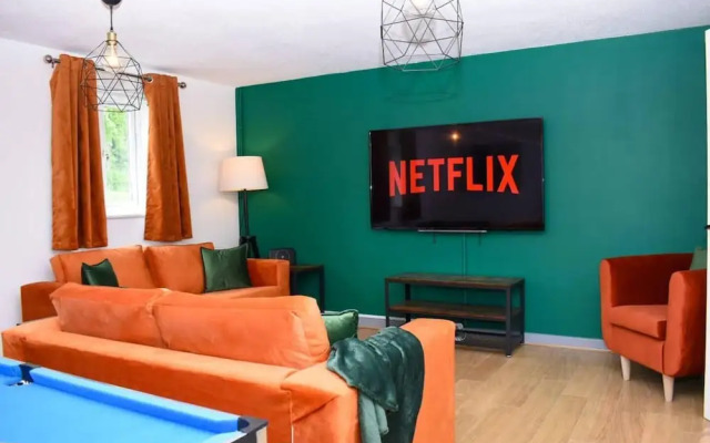 Amazing 4BR Near Hospital, Free Parking, Sleeps 10
