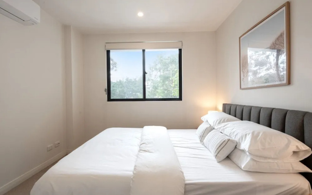 Bright 2-bed Flat Near City Amenities – Guest Rooms – Lyneham