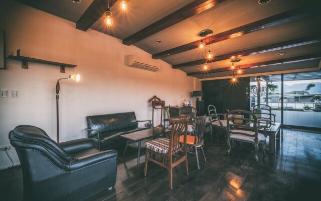 Corner Hostel & Cafe