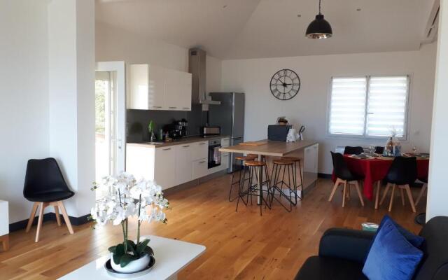 Maison et grande terrasse face mer