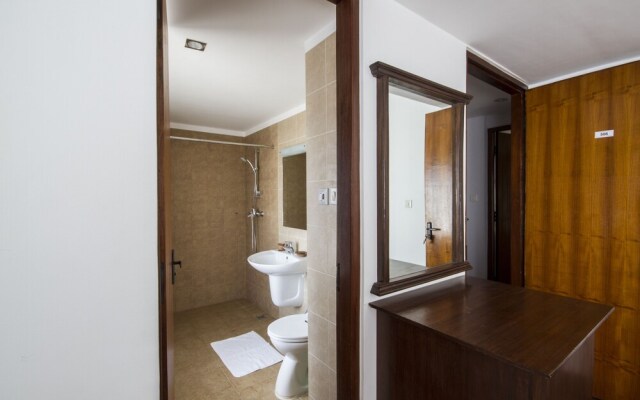 Hotel Ambassador, Chauni