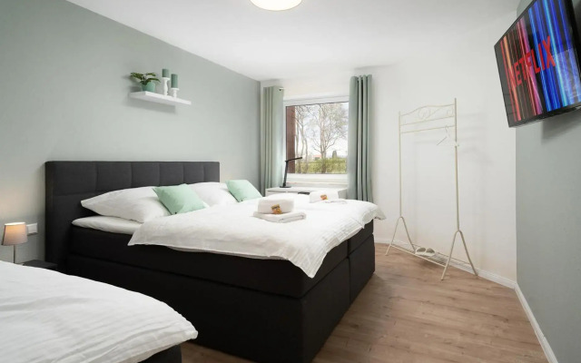 Kleinberries - Washer & Dryer - Kitchen & Parking - NETFLIX