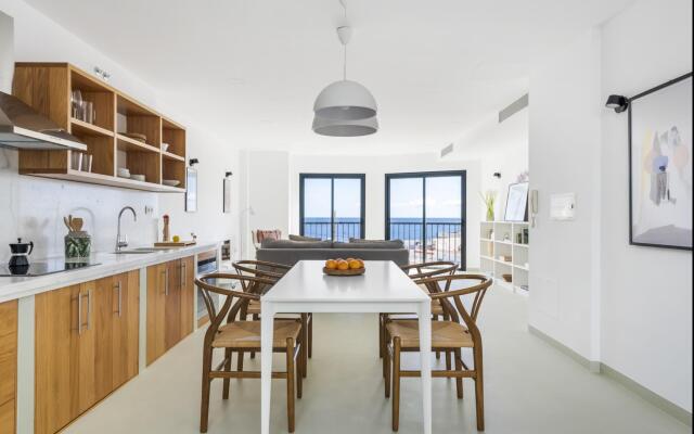 Design house with roof terrace ocean views