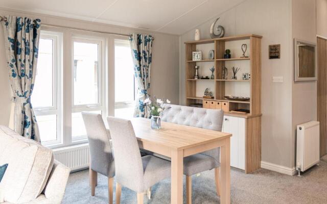 Lilac Lodge with Hot Tub