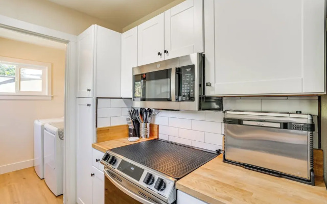 Walkable & Bright Bungalow in Dtwn Redding!