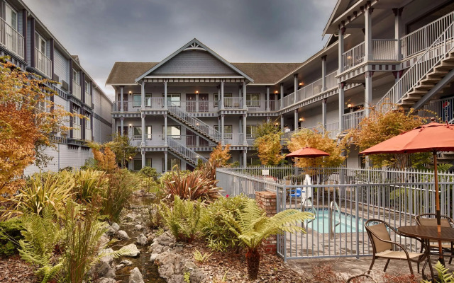Best Western Plus Bayshore Inn