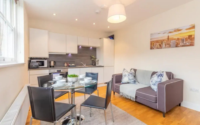 Modern Two Bedroom Apartment in Hammersmith - 203a, London