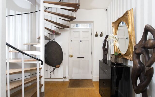 Quirky 2BR Mews House in Popular Earls Court