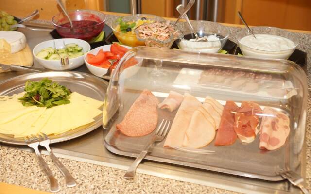 Warias Hotel & Restaurant