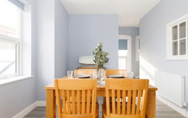 Chic 2-bed Seafront Haven Near Felpham Beach