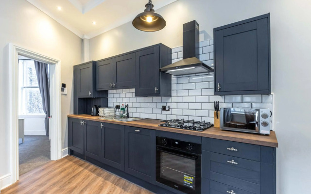 3 BEDROOM EDINBURGH VICTORIAN APARTMENT-6 Beds-Free Street Parking