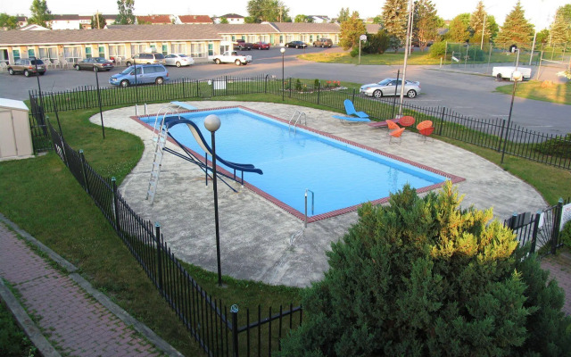Seven Oakes Motel