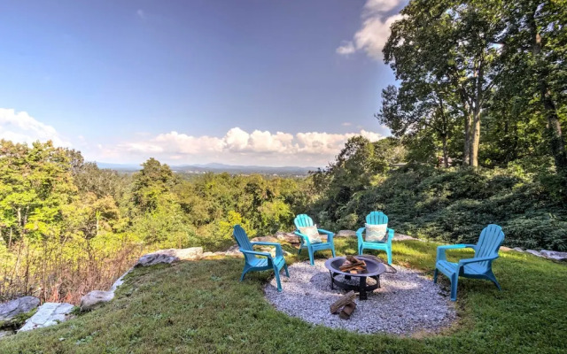 Hendersonville Home w/ Views - 3 Mi to Downtown!