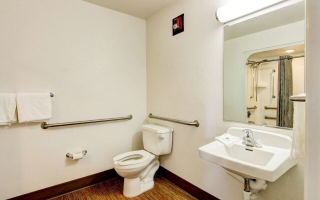 Super 8 by Wyndham Aurora East