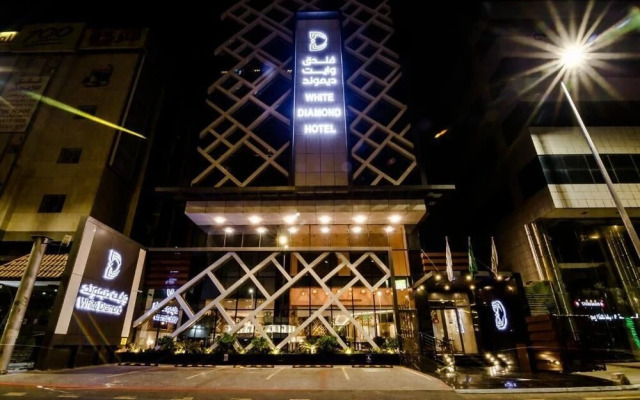 White Diamond 2. Sari