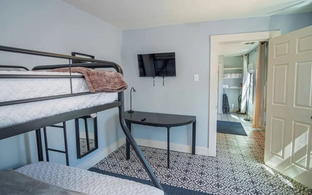 Stunning 3br/2ba Haven in Downtown's Heart