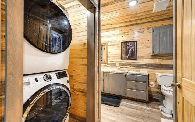 Pet-friendly Broken Bow Cabin Near Lukfata Creek!