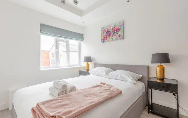 Contemporary 2 Bedroom in West London