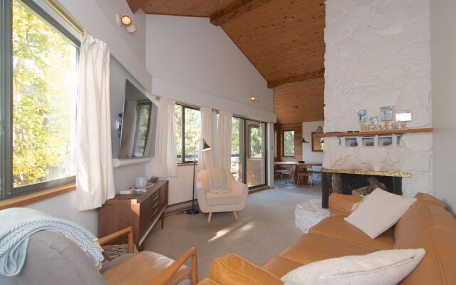 Lakefront Chalet with private dock