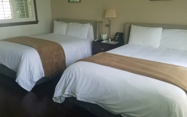 Malibu Country Inn